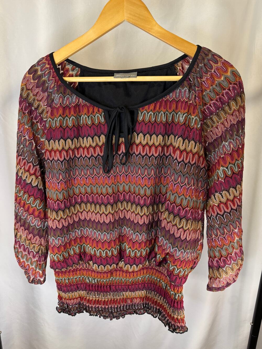 Roz & Ali Women’s M Multicolor Chevron Knit Blouse Tie Neck Smocked Hem